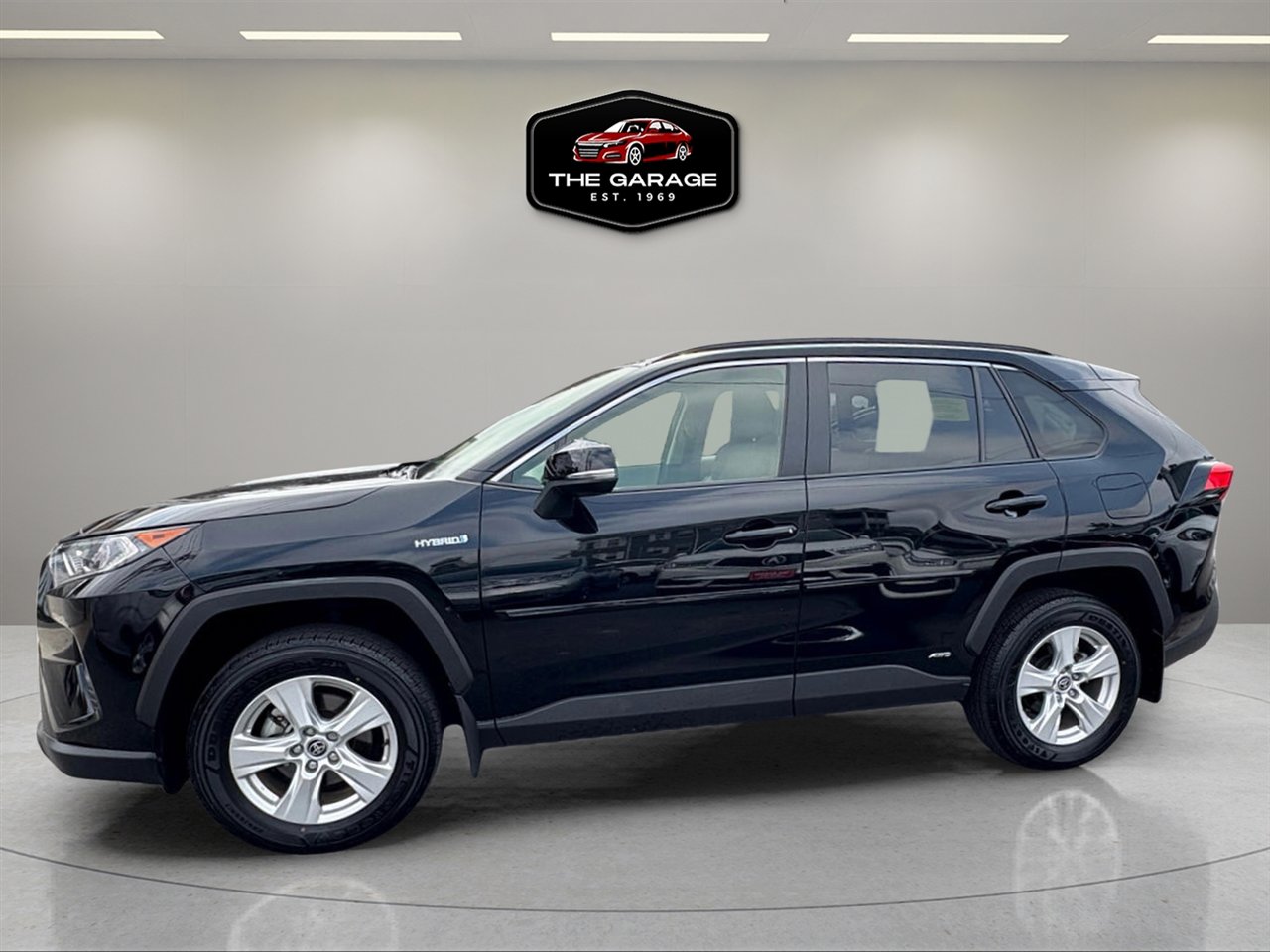 Used 2021 Toyota RAV4 XLE w/ Convenience Package image 2
