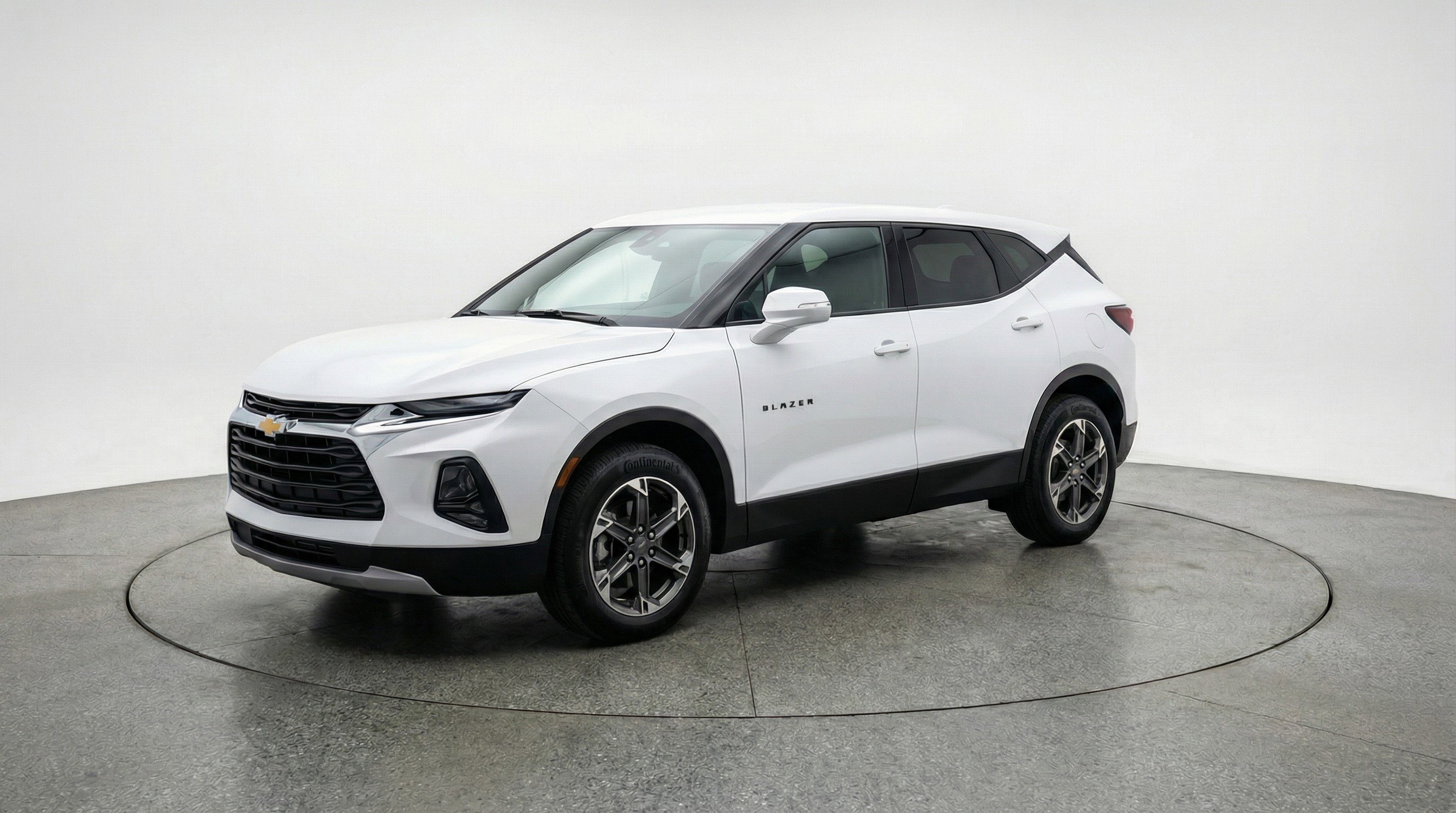 Used 2025 Chevrolet Blazer LT FWD image 3