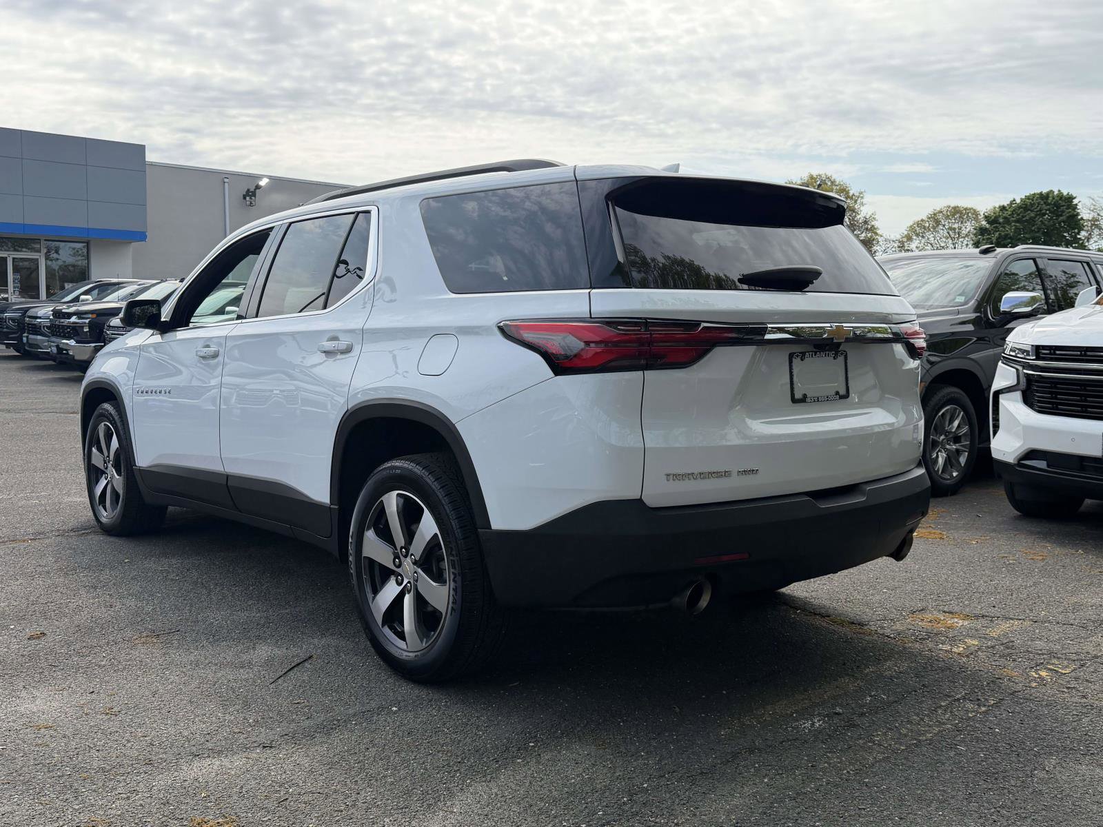 Certified 2023 Chevrolet Traverse LT w/ LT Premium Package AWD/4WD image 3