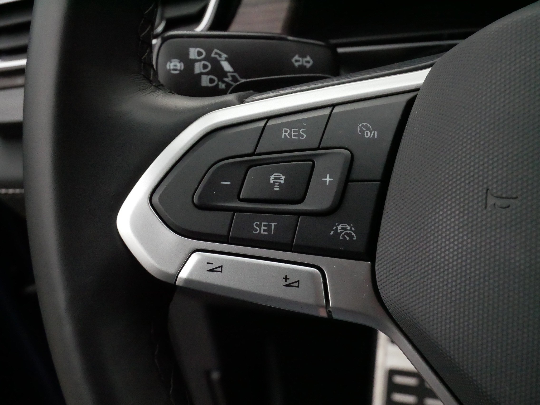 Certified 2025 Volkswagen Atlas SEL Premium R-Line AWD/4WD image 27