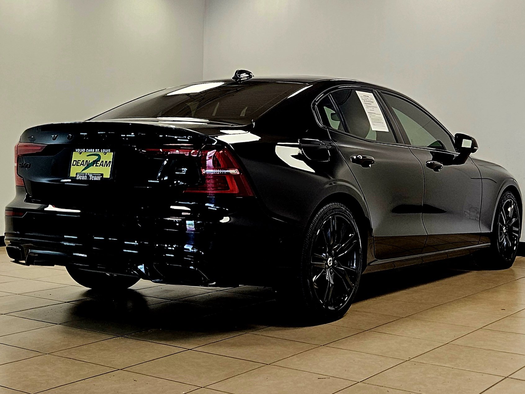 Used 2022 Volvo S60 T8 R-Design w/ Advanced Package image 4