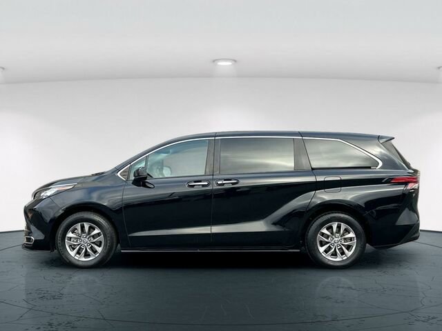 Used 2022 Toyota Sienna XLE image 3