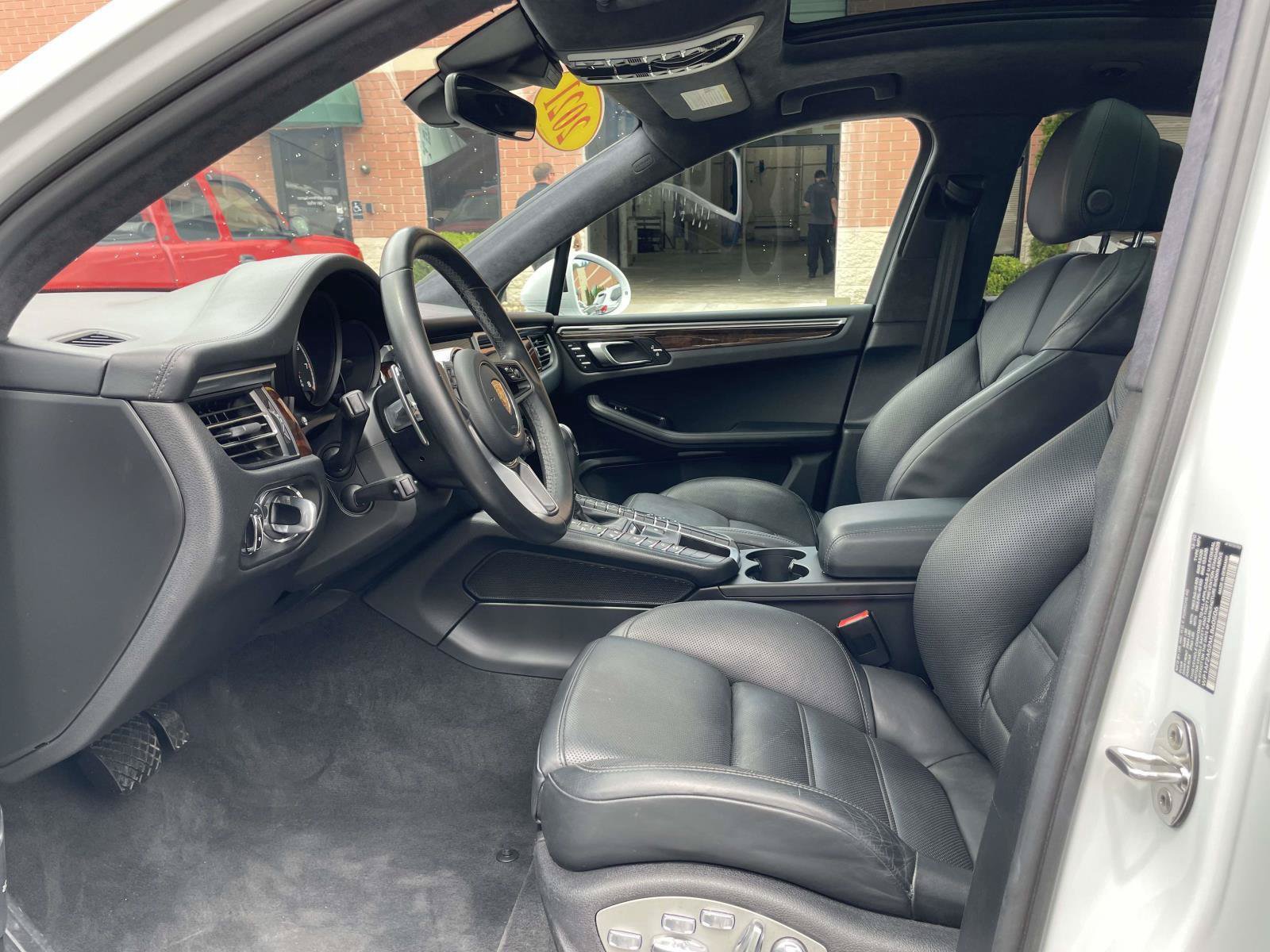Used 2021 Porsche Macan Turbo AWD/4WD image 4