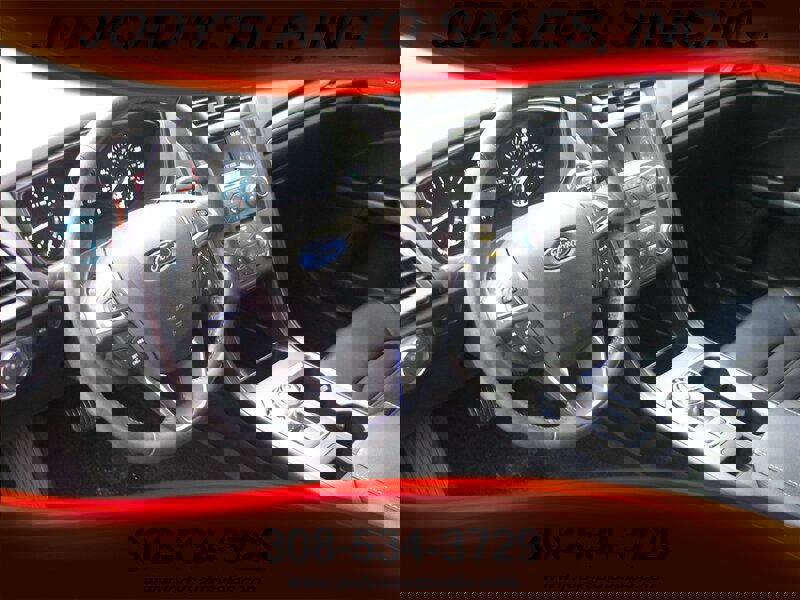 Used 2018 Ford Fusion SE w/ Equipment Group 201A image 2