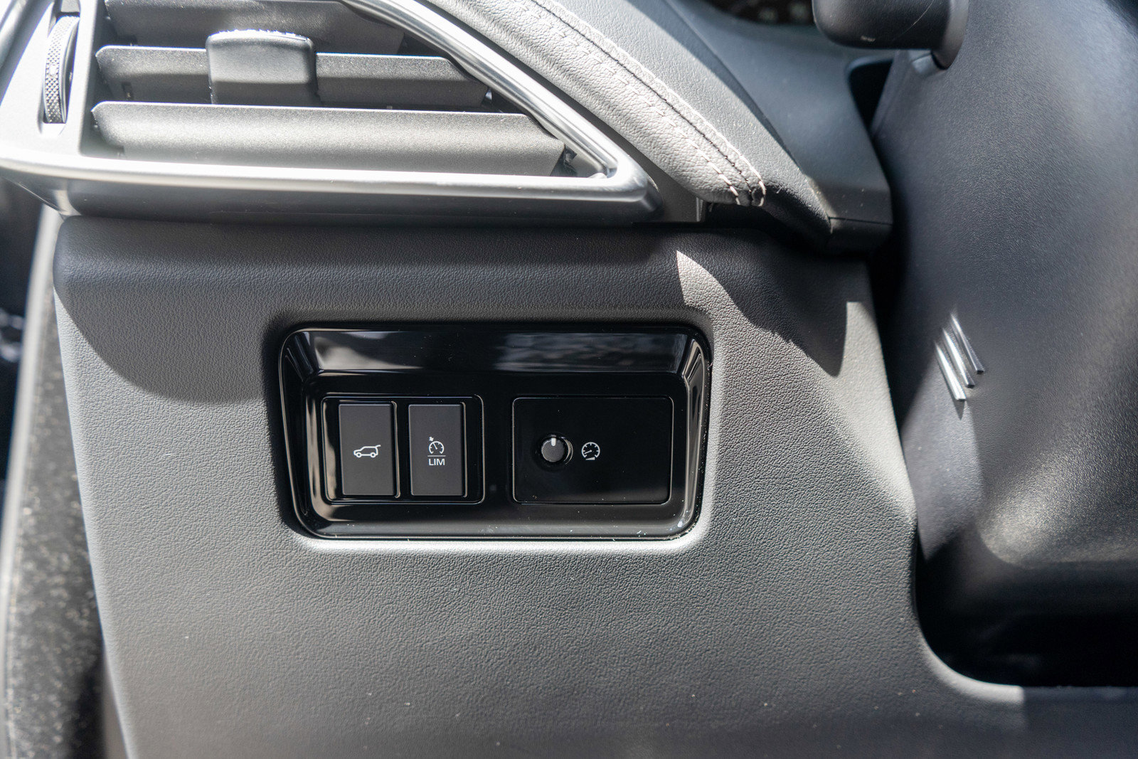 Used 2019 Jaguar F-PACE S AWD/4WD image 16