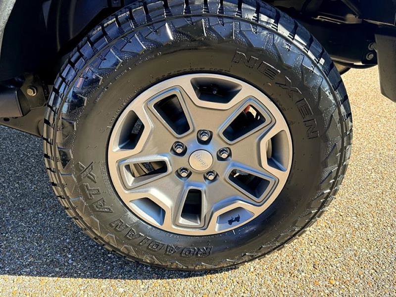 Used 2017 Jeep Wrangler Unlimited Rubicon w/ Connectivity Group image 37