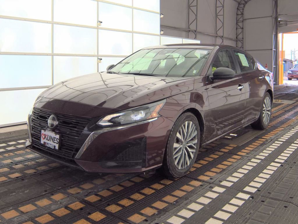 Used 2024 Nissan Altima 2.5 SV image 13