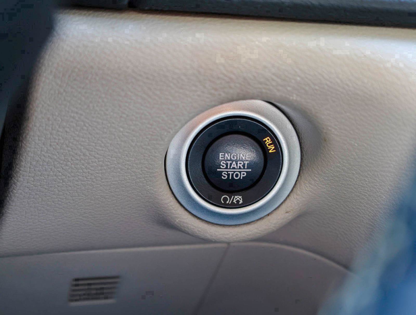 Used 2023 Chrysler Pacifica Touring-L FWD image 14