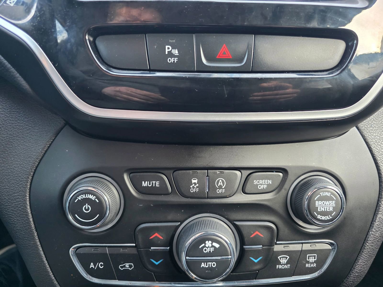 Used 2019 Jeep Cherokee Limited image 16