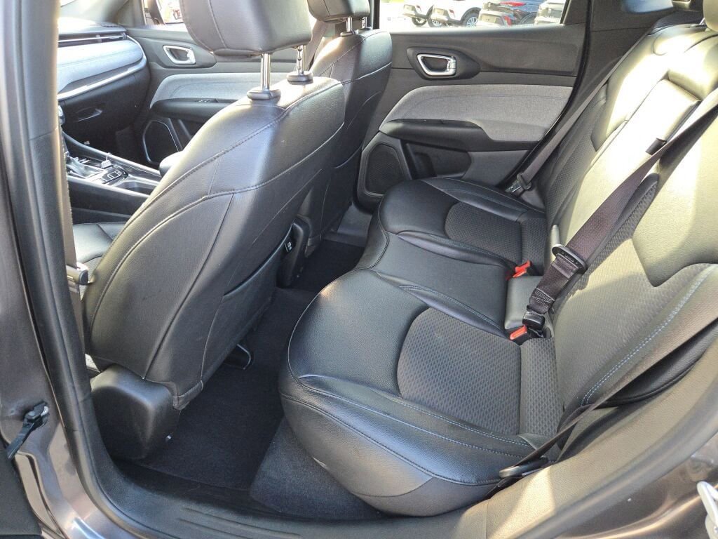 Used 2024 Jeep Compass Latitude AWD/4WD image 19