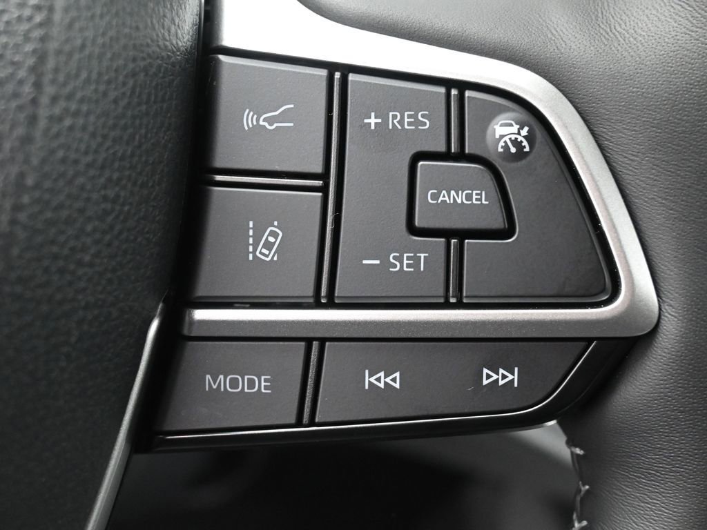 Used 2025 Toyota Highlander Limited image 21