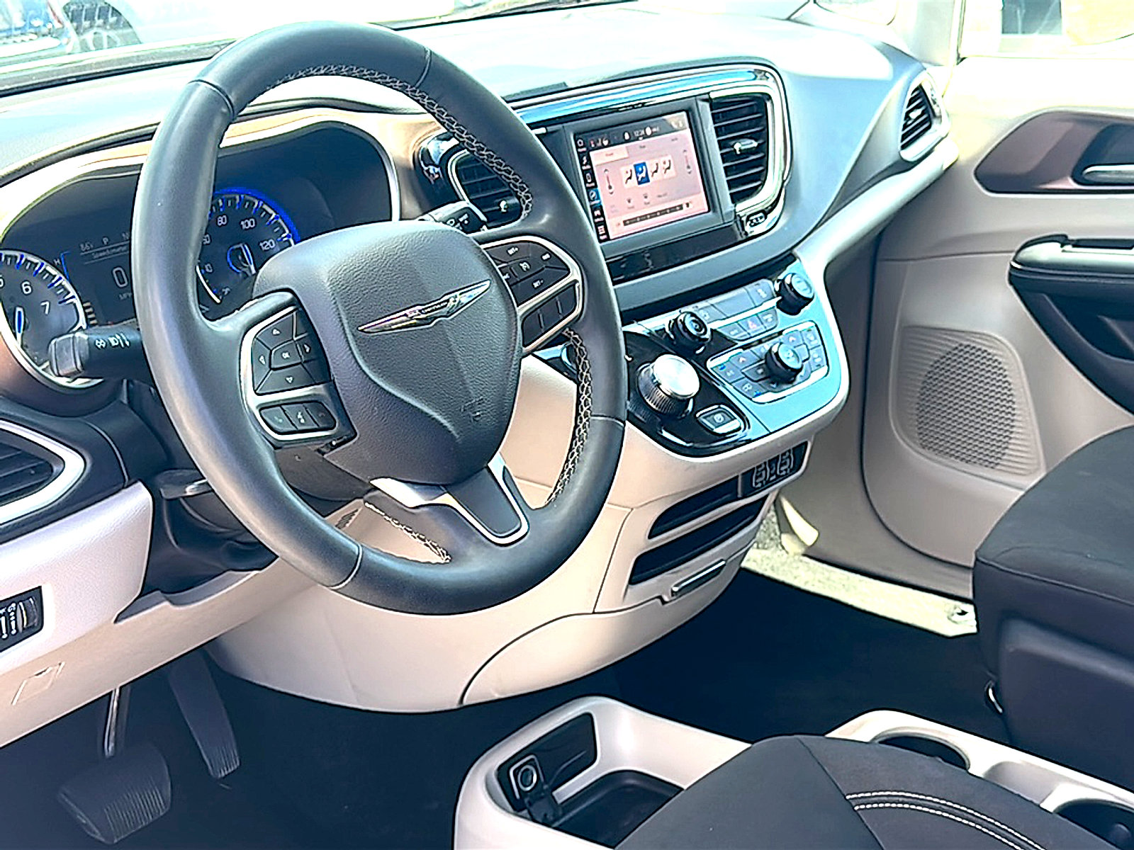 Used 2023 Chrysler Voyager LX FWD image 12