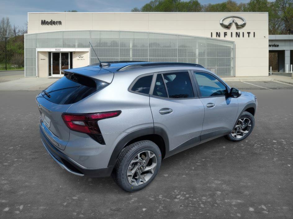 Used 2025 Chevrolet Trax LT image 4