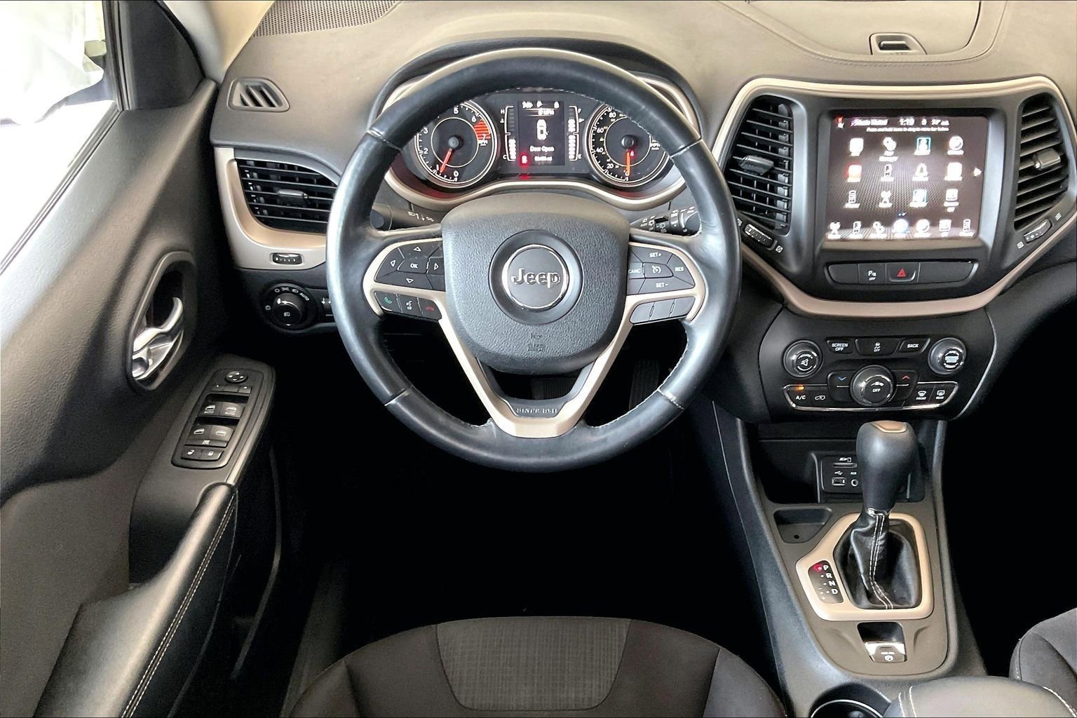 Used 2017 Jeep Cherokee Latitude w/ Safety/Convenience Group FWD image 8