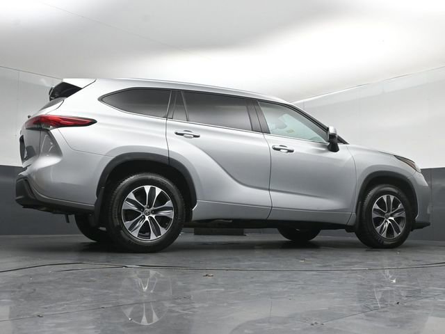 Used 2021 Toyota Highlander XLE AWD/4WD image 39