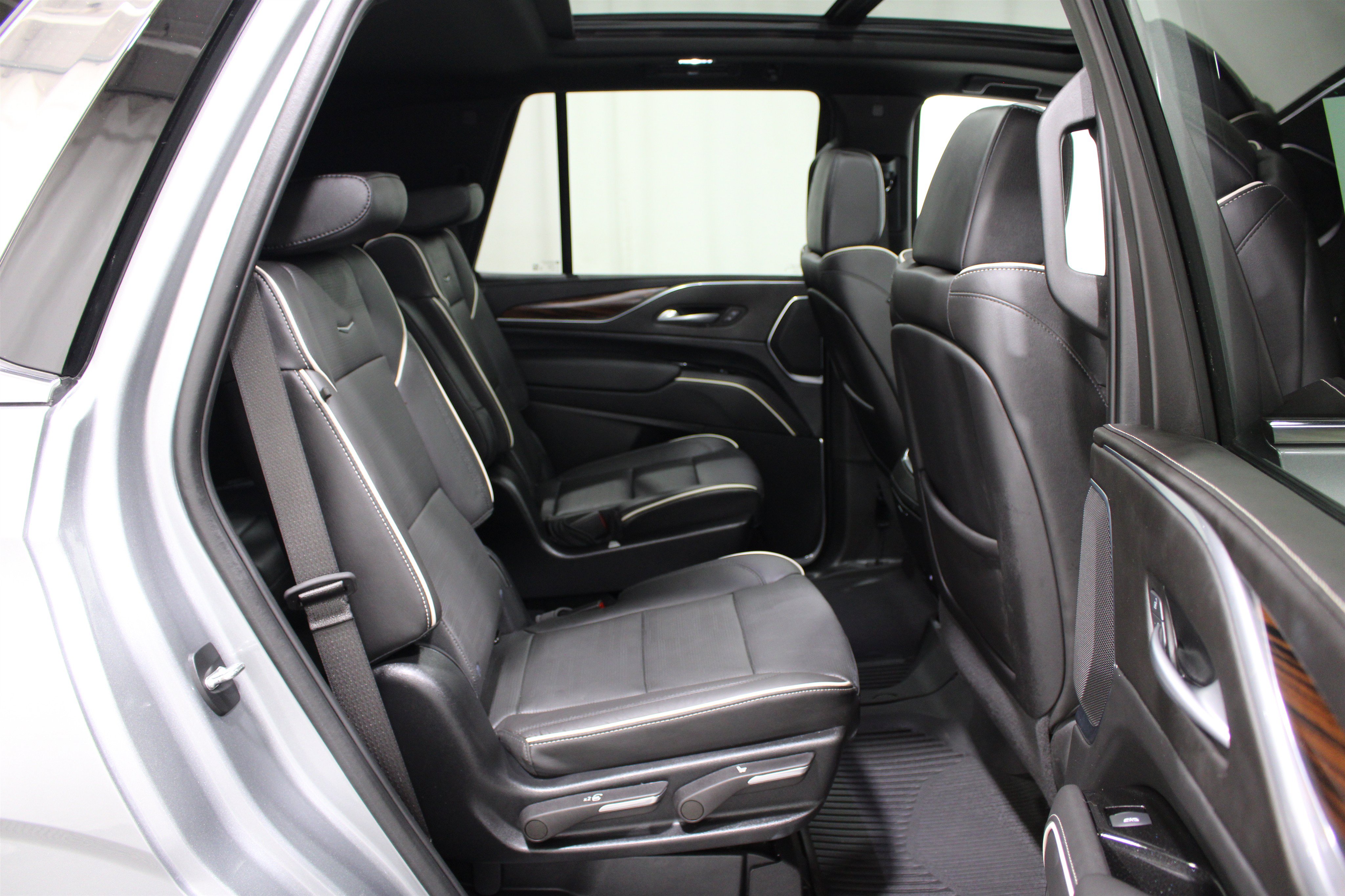 Certified 2024 Cadillac Escalade Premium Luxury w/ Performance Package AWD/4WD image 27