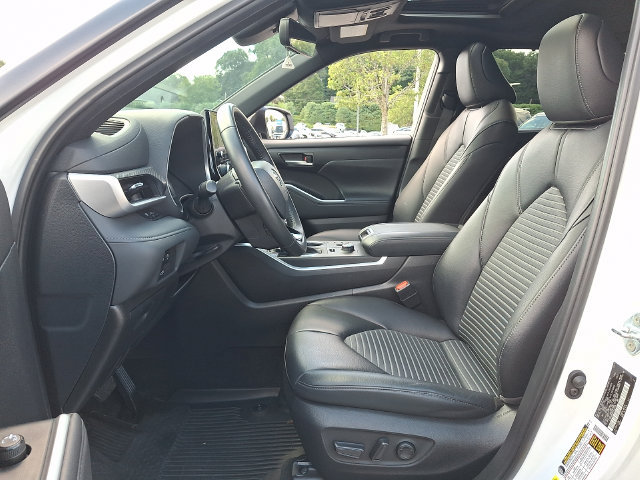 Used 2024 Toyota Highlander XSE AWD/4WD image 2