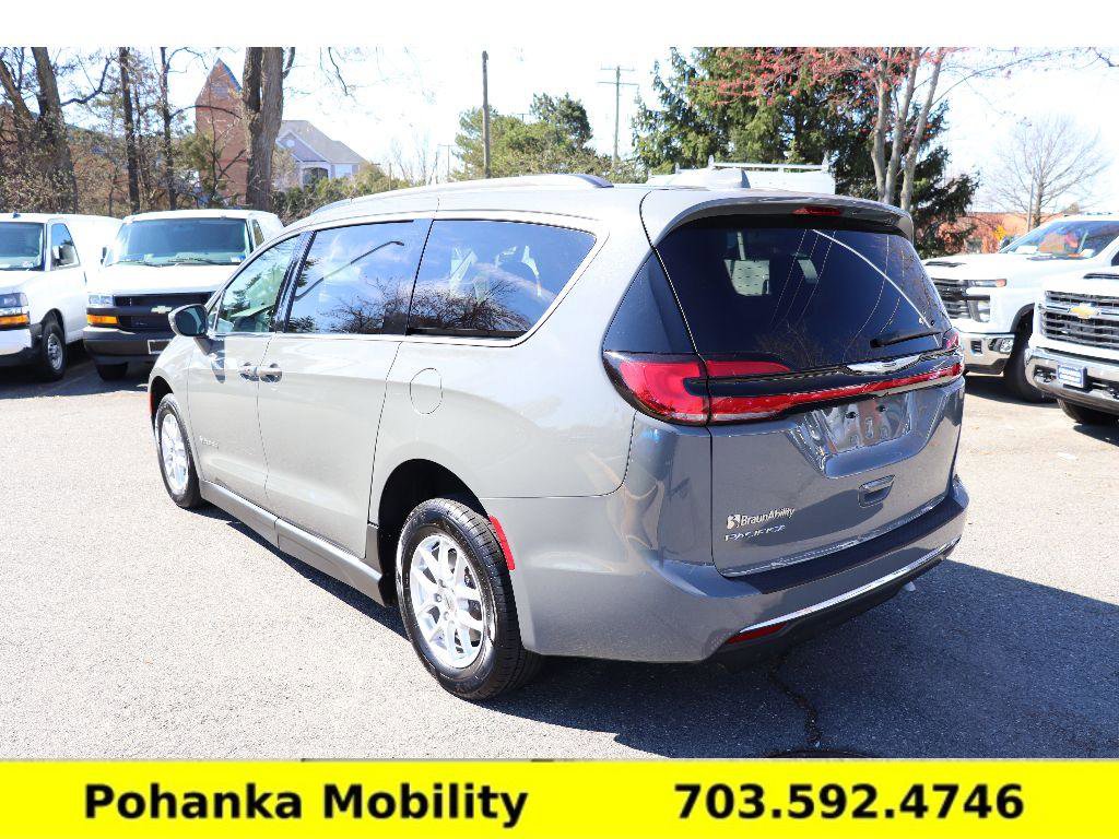 Used 2022 Chrysler Pacifica Touring-L image 5