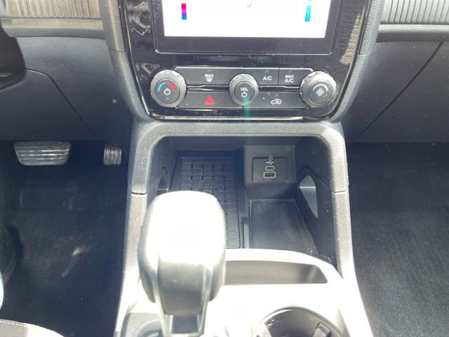 Used 2025 Ford Ranger XLT w/ Chrome Accent Package RWD image 17