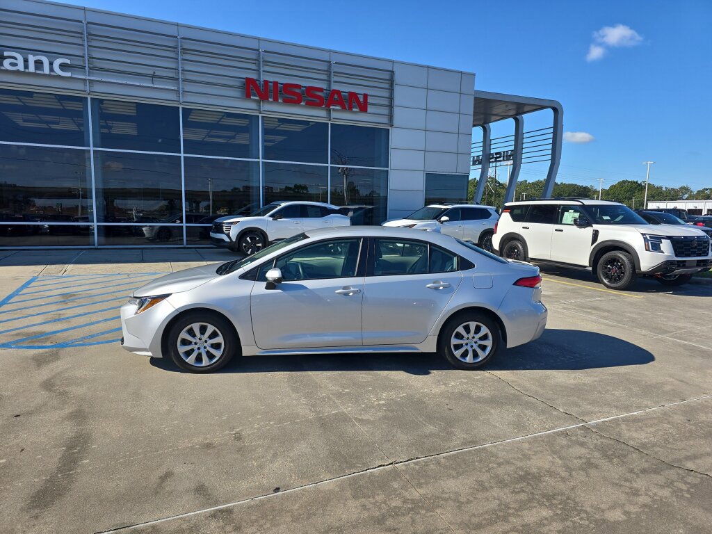 Used 2023 Toyota Corolla LE image 3