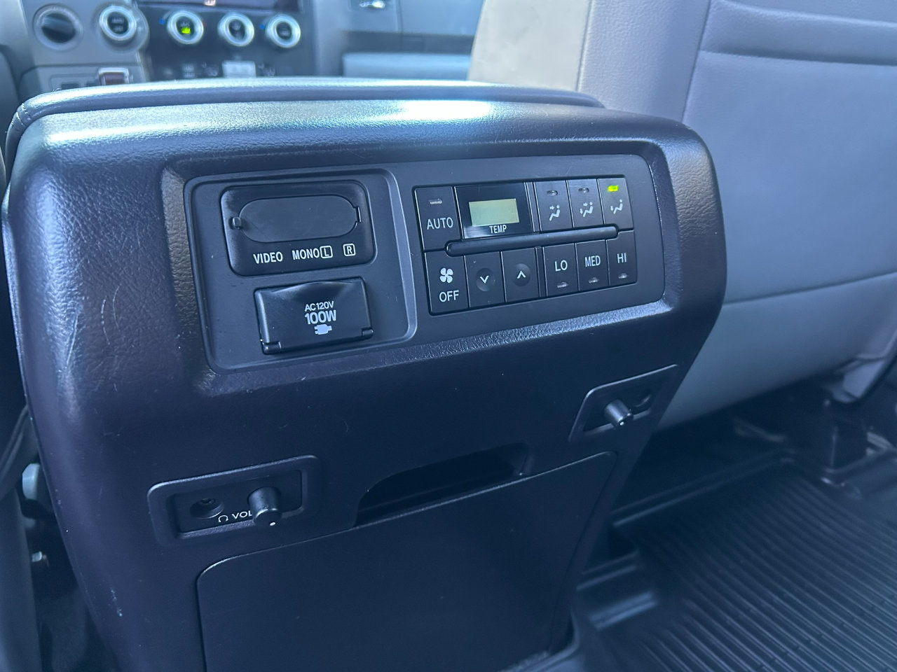 Used 2016 Toyota Sequoia Platinum image 17