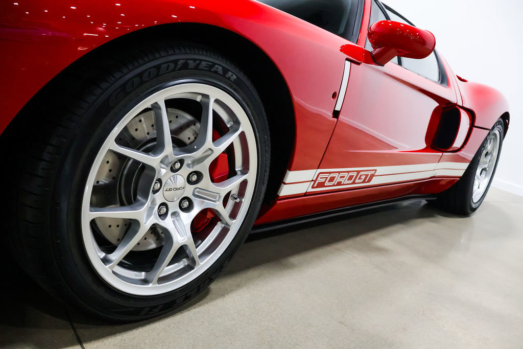 Used 2005 Ford GT RWD image 22