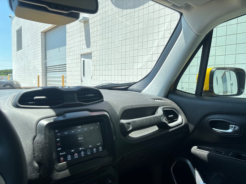 Used 2018 Jeep Renegade Latitude w/ Popular Equipment Group FWD image 16