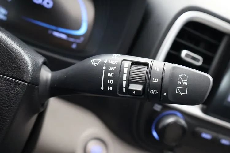 Used 2025 Hyundai Venue SEL FWD image 27