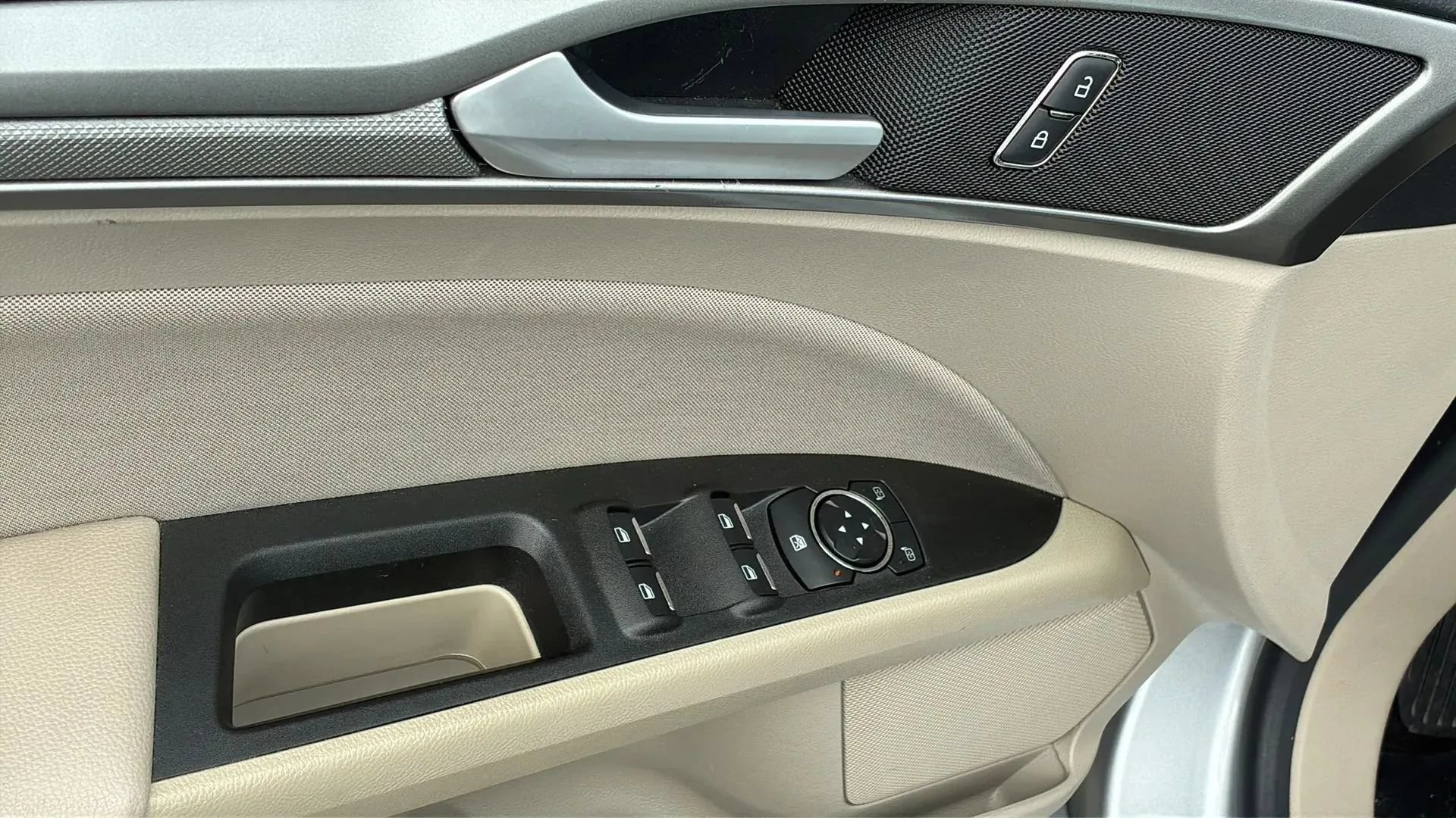Used 2020 Ford Fusion SE FWD image 10