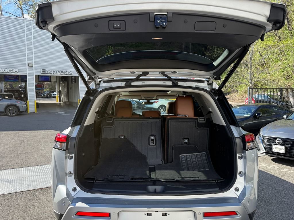 Used 2024 Nissan Pathfinder Platinum w/ Cargo Package AWD/4WD image 32