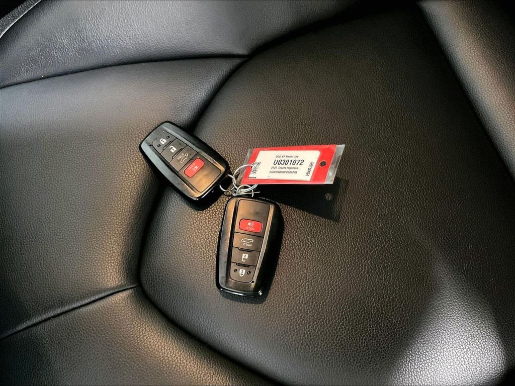 Used 2023 Toyota Highlander XLE AWD/4WD image 32