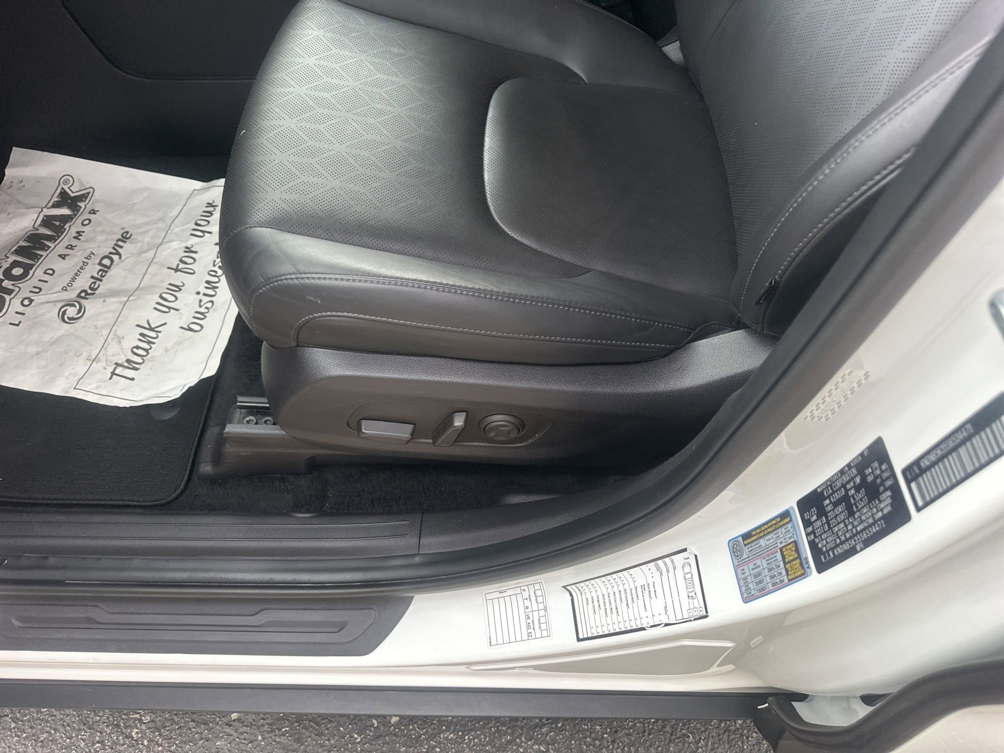 Used 2025 Kia Carnival FWD image 20