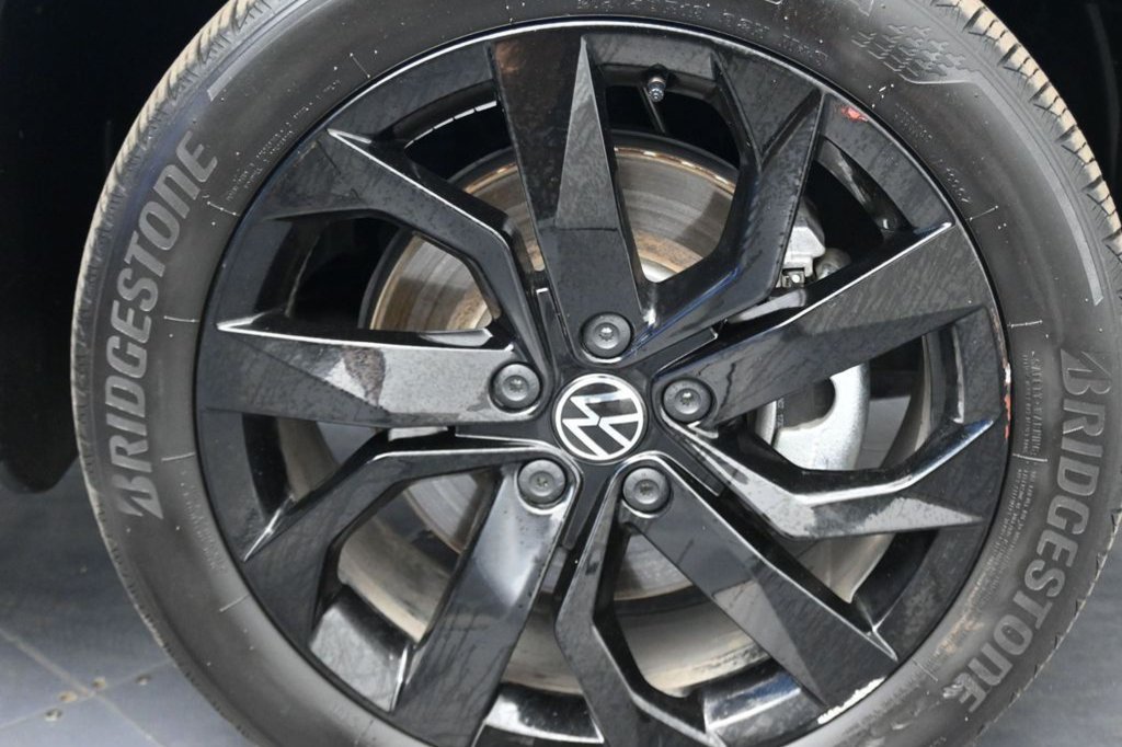 Used 2023 Volkswagen Taos SE w/ Panoramic Sunroof Package FWD image 46