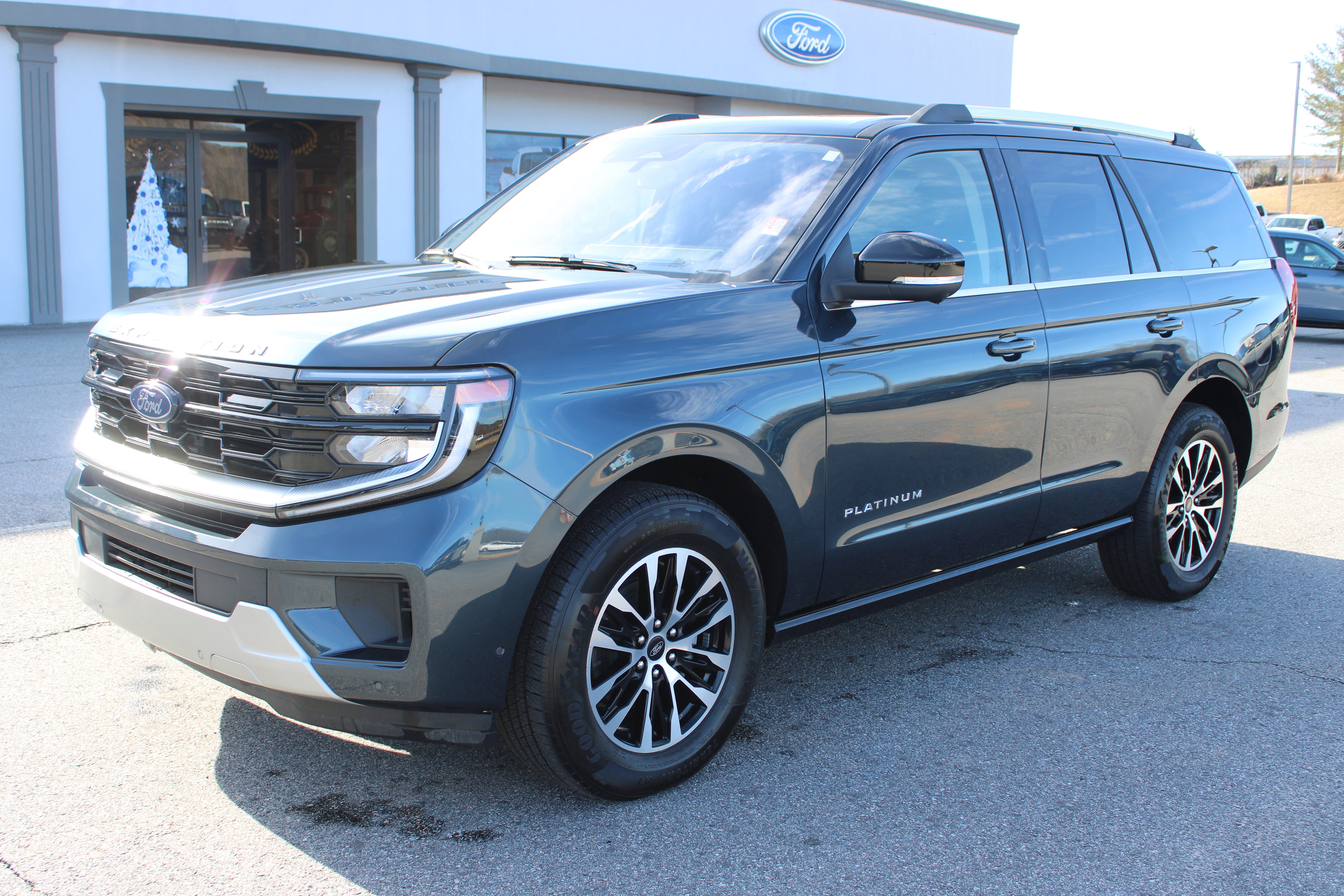 Used 2025 Ford Expedition Platinum image 2