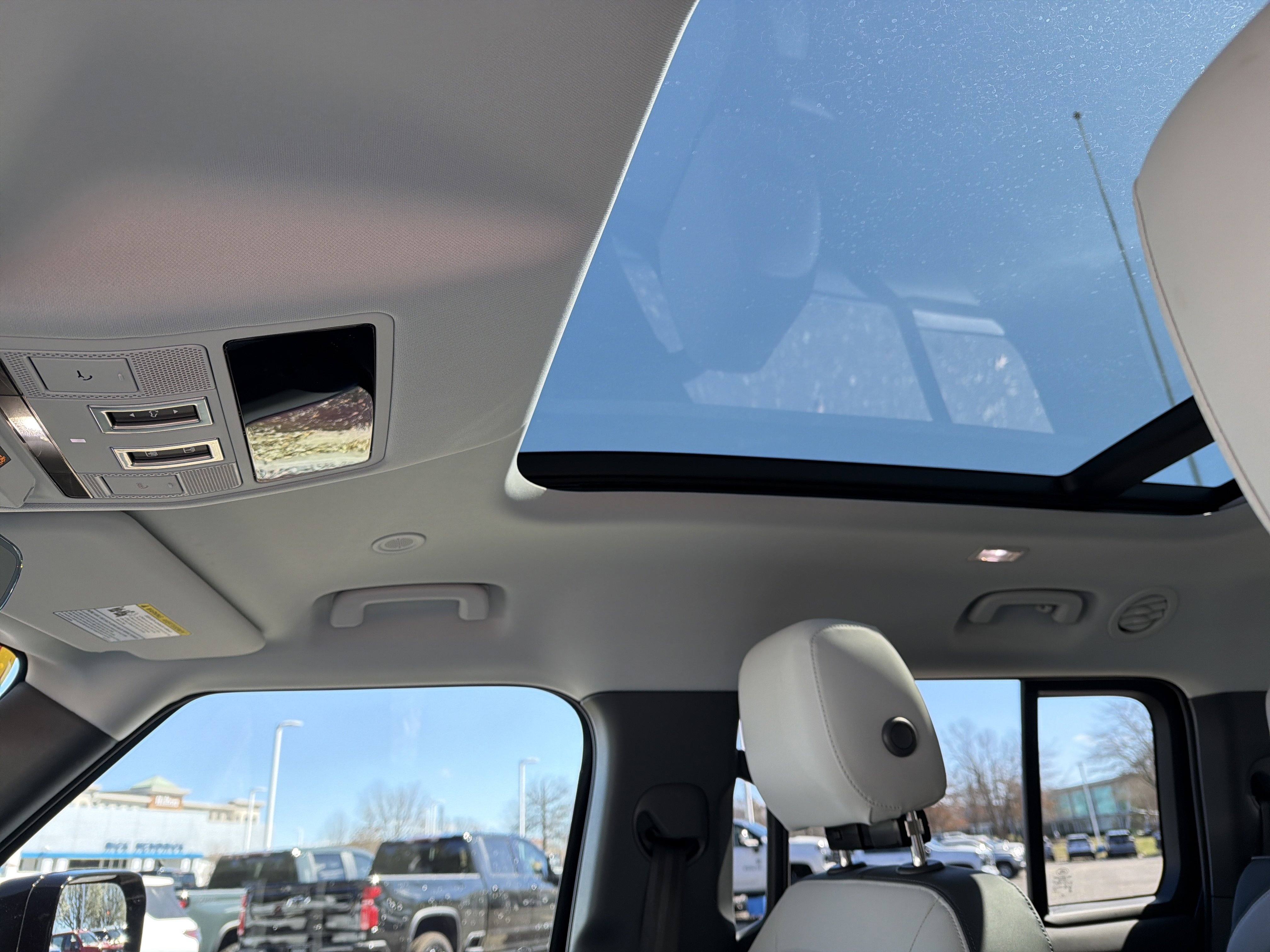 Used 2025 Land Rover Defender 130 X-Dynamic SE image 28