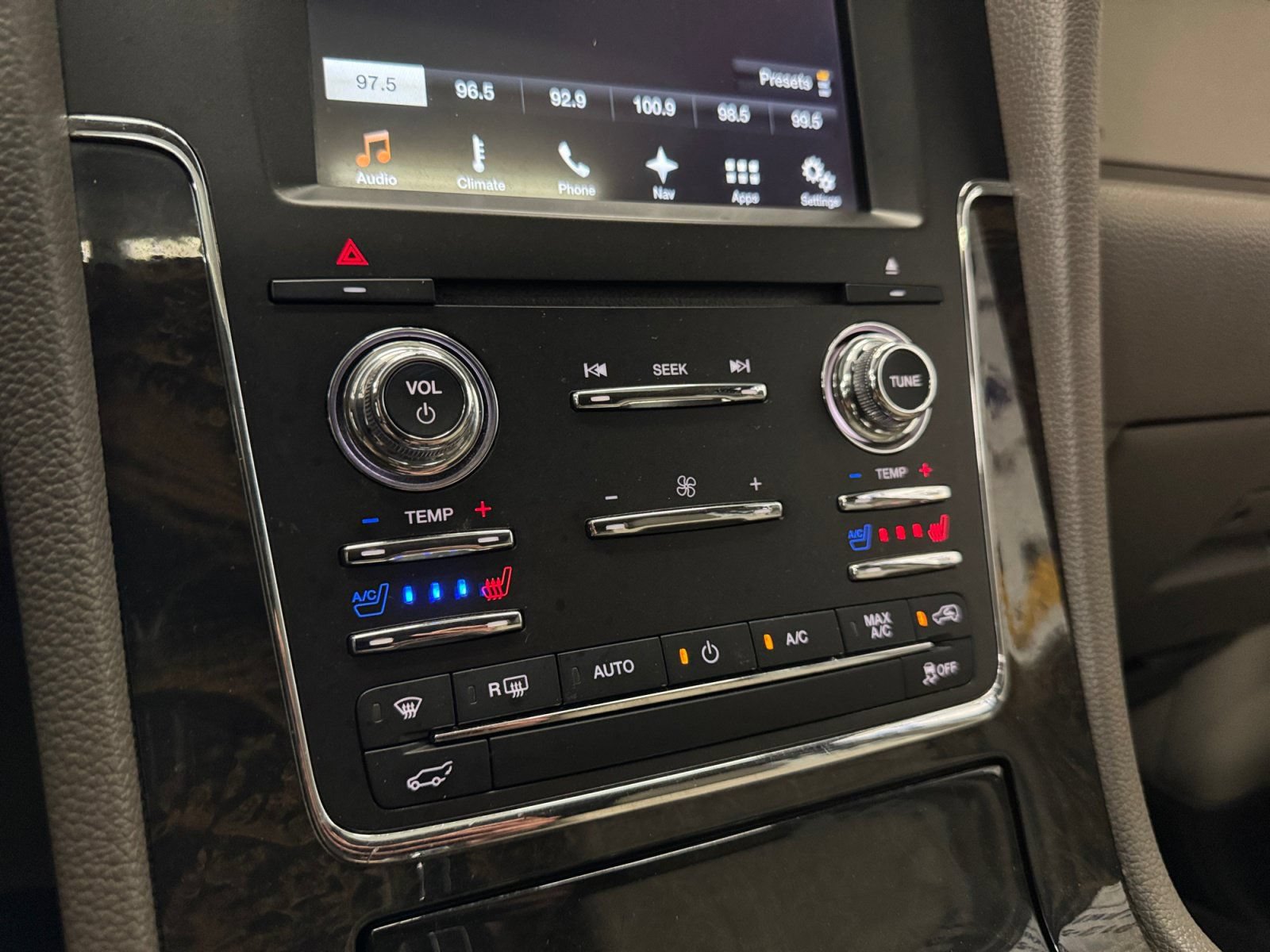 Used 2016 Lincoln Navigator Select RWD image 24