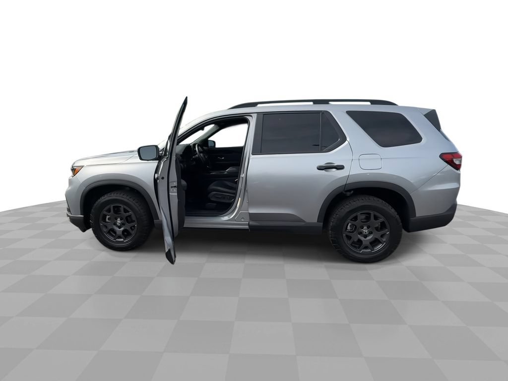 Used 2025 Honda Pilot TrailSport image 5