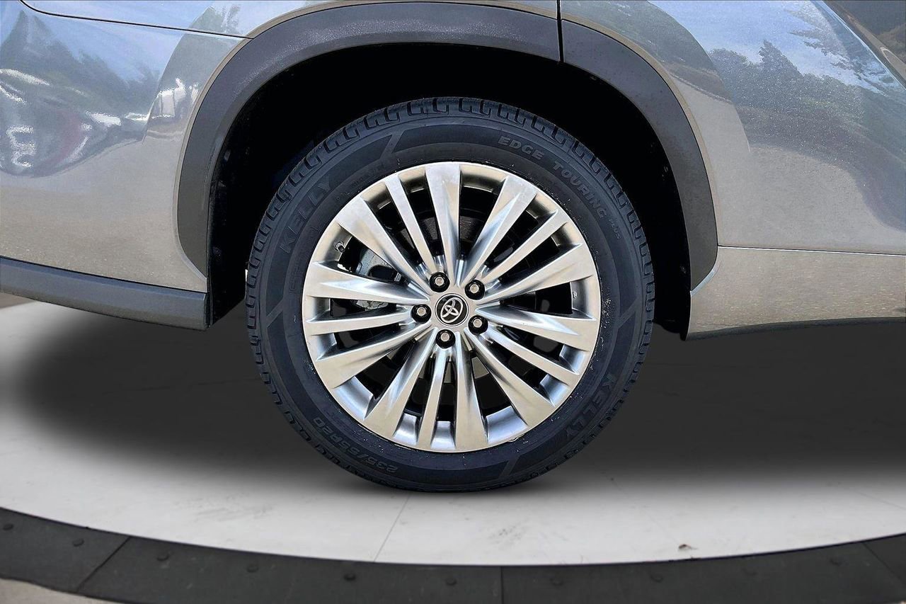 Used 2023 Toyota Highlander Platinum FWD image 39