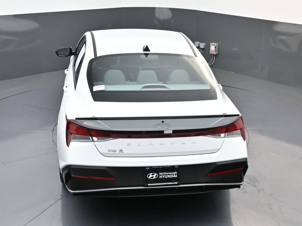 Used 2025 Hyundai Elantra Sport image 17