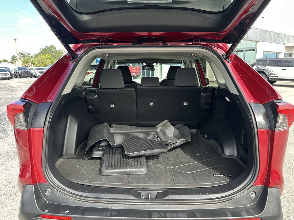 Used 2020 Toyota RAV4 XLE w/ Convenience Package FWD image 11