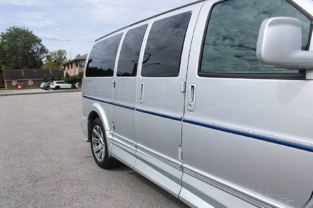 Used 2017 Chevrolet Express 2500 RWD image 40
