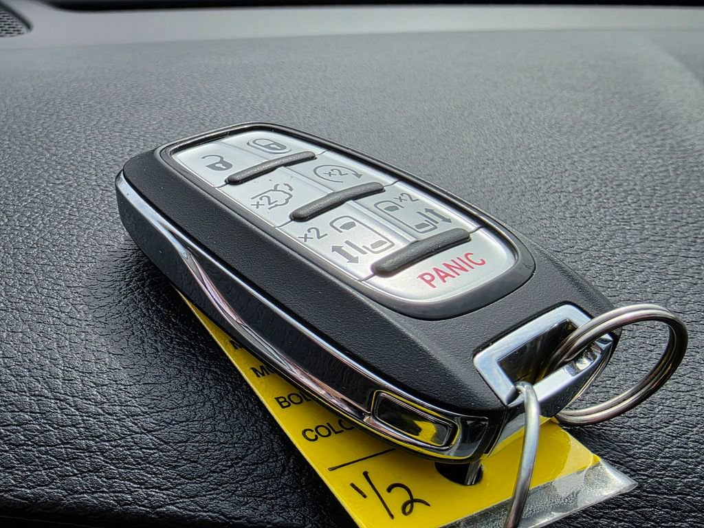 Used 2020 Chrysler Pacifica Limited image 30