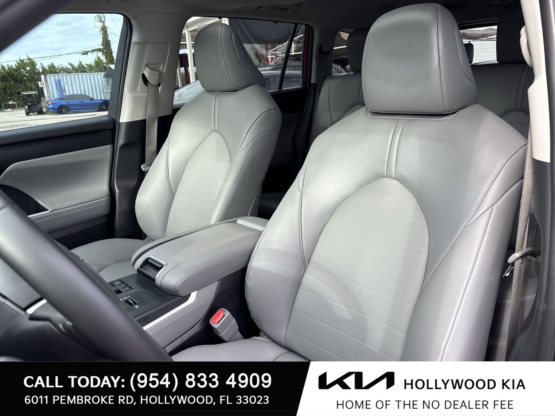 Used 2025 Toyota Highlander XLE AWD/4WD image 13