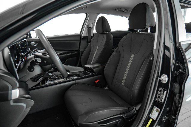 Used 2021 Hyundai Elantra SE w/ Cargo Package image 28