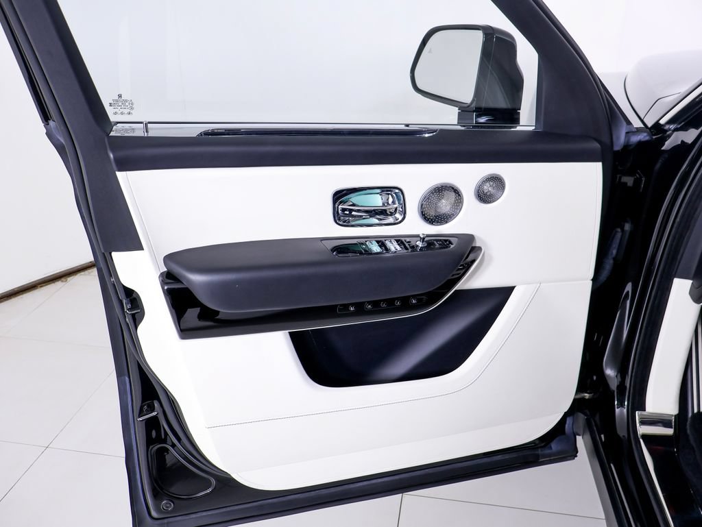 Used 2023 Rolls-Royce Cullinan w/ Technology Package AWD/4WD image 23