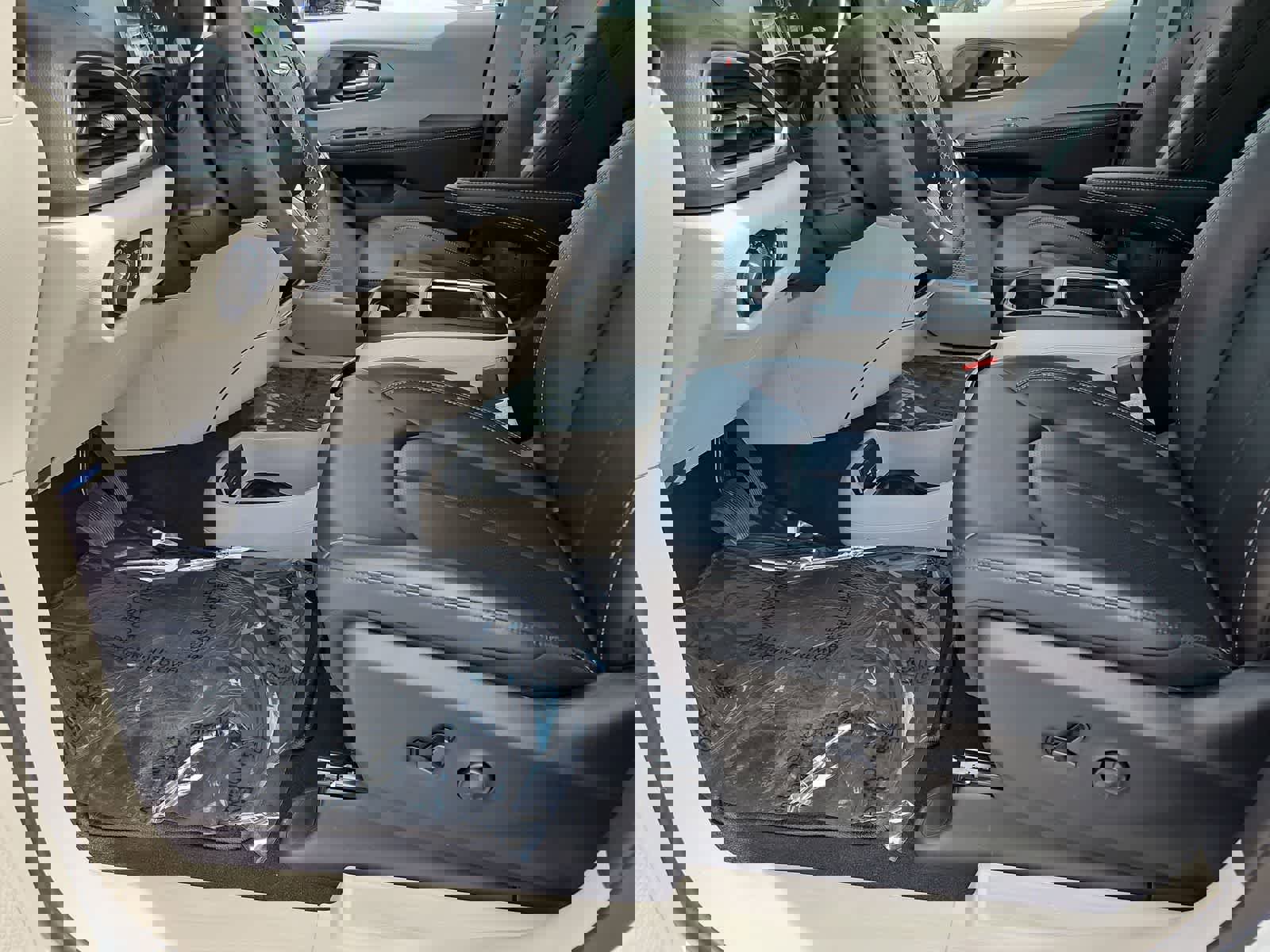 Used 2024 Chrysler Pacifica Touring-L image 17