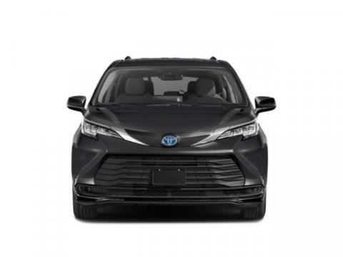 Used 2025 Toyota Sienna LE image 4