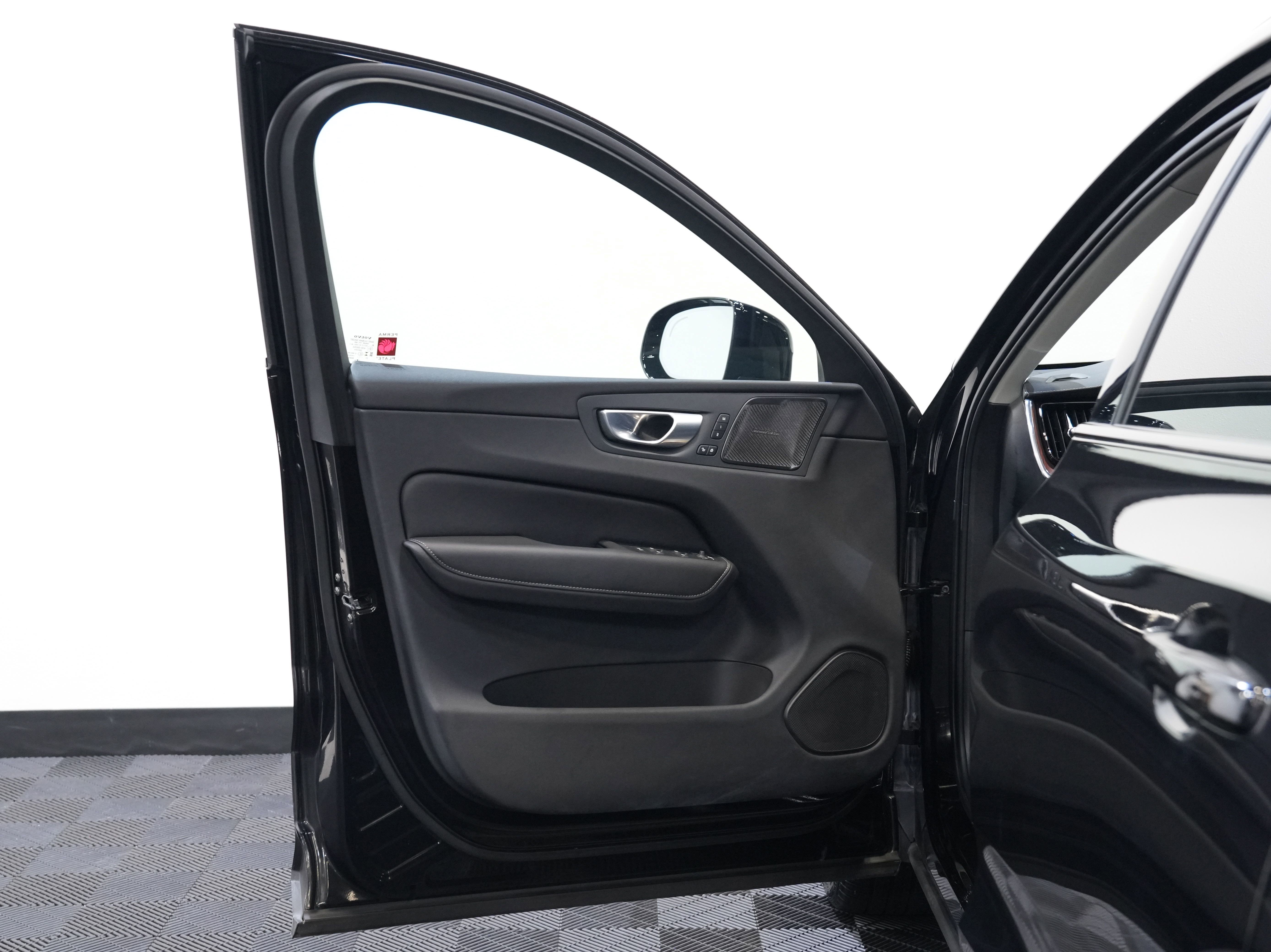 Used 2024 Volvo XC60 B5 Ultimate w/ Protection Package Premier image 21