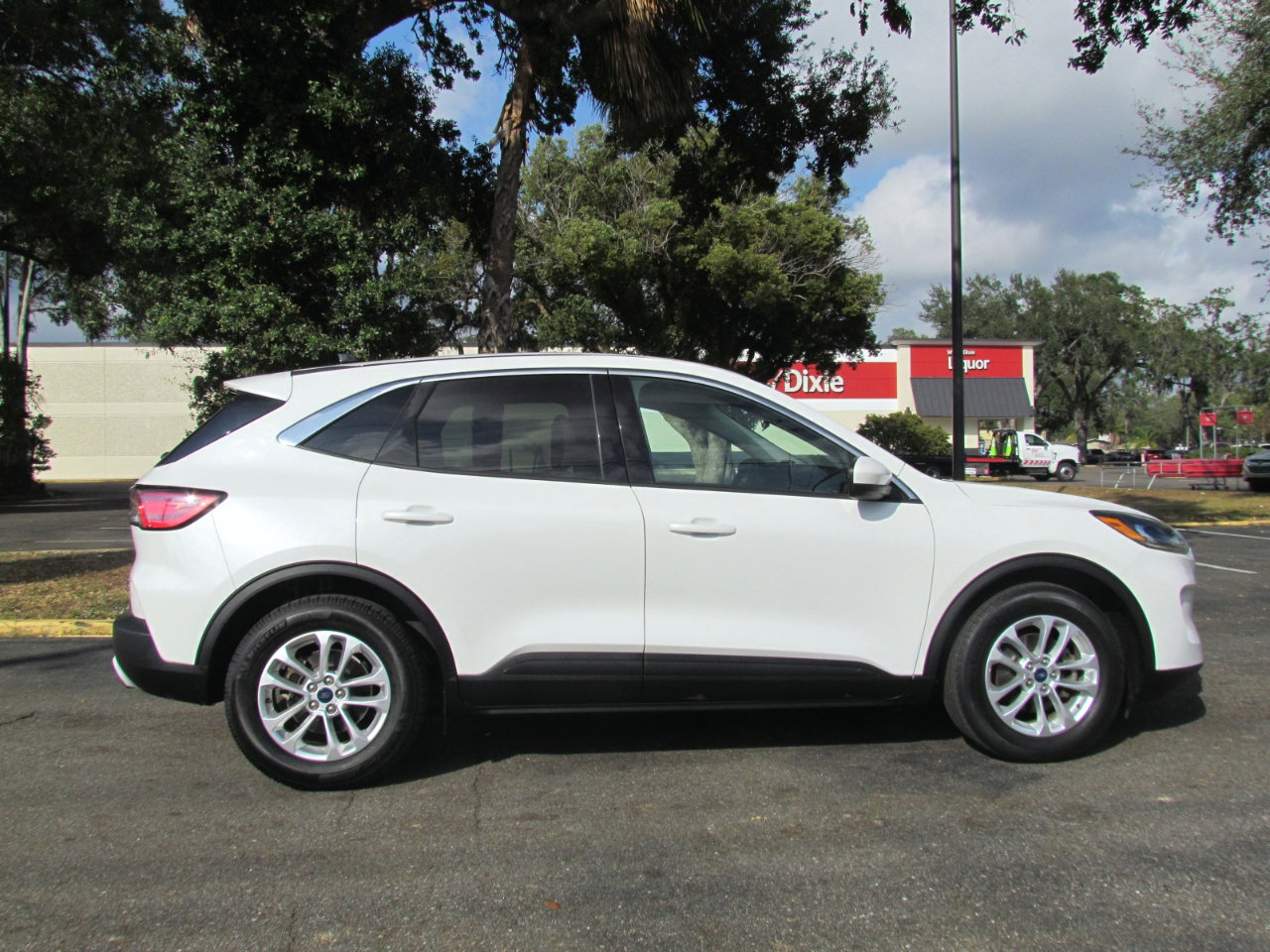 Used 2020 Ford Escape SE FWD image 12