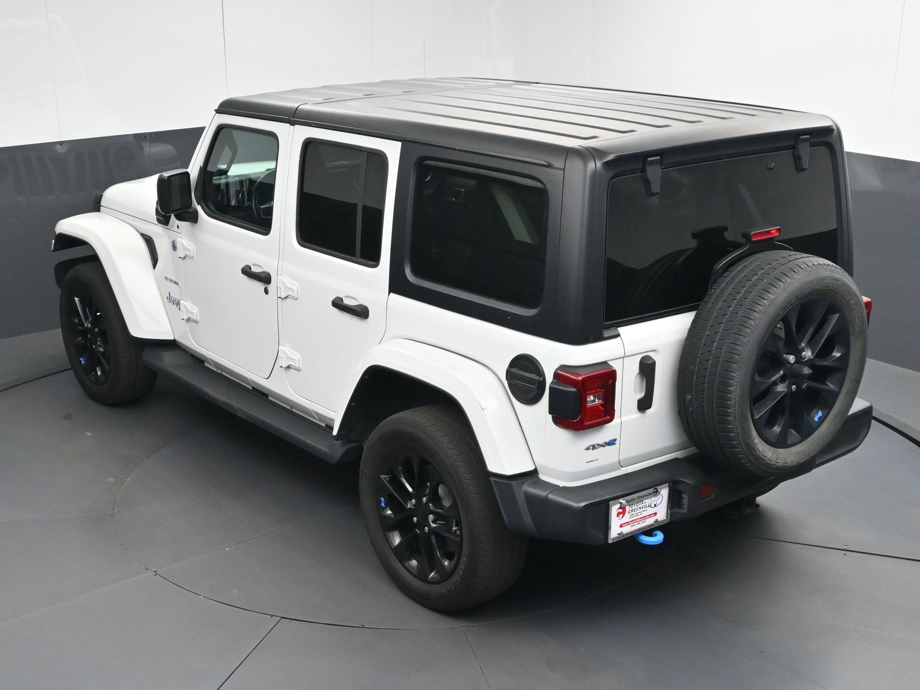 Used 2022 Jeep Wrangler Unlimited Sahara w/ Cold Weather Group image 36